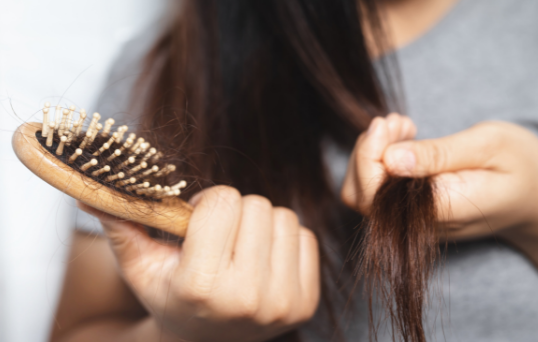 Co zawierają skuteczne preparaty hamujące wypadanie włosów?